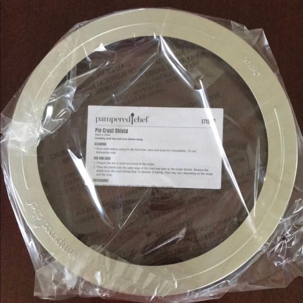 NWT Pampered Chef Pie Crust Shield